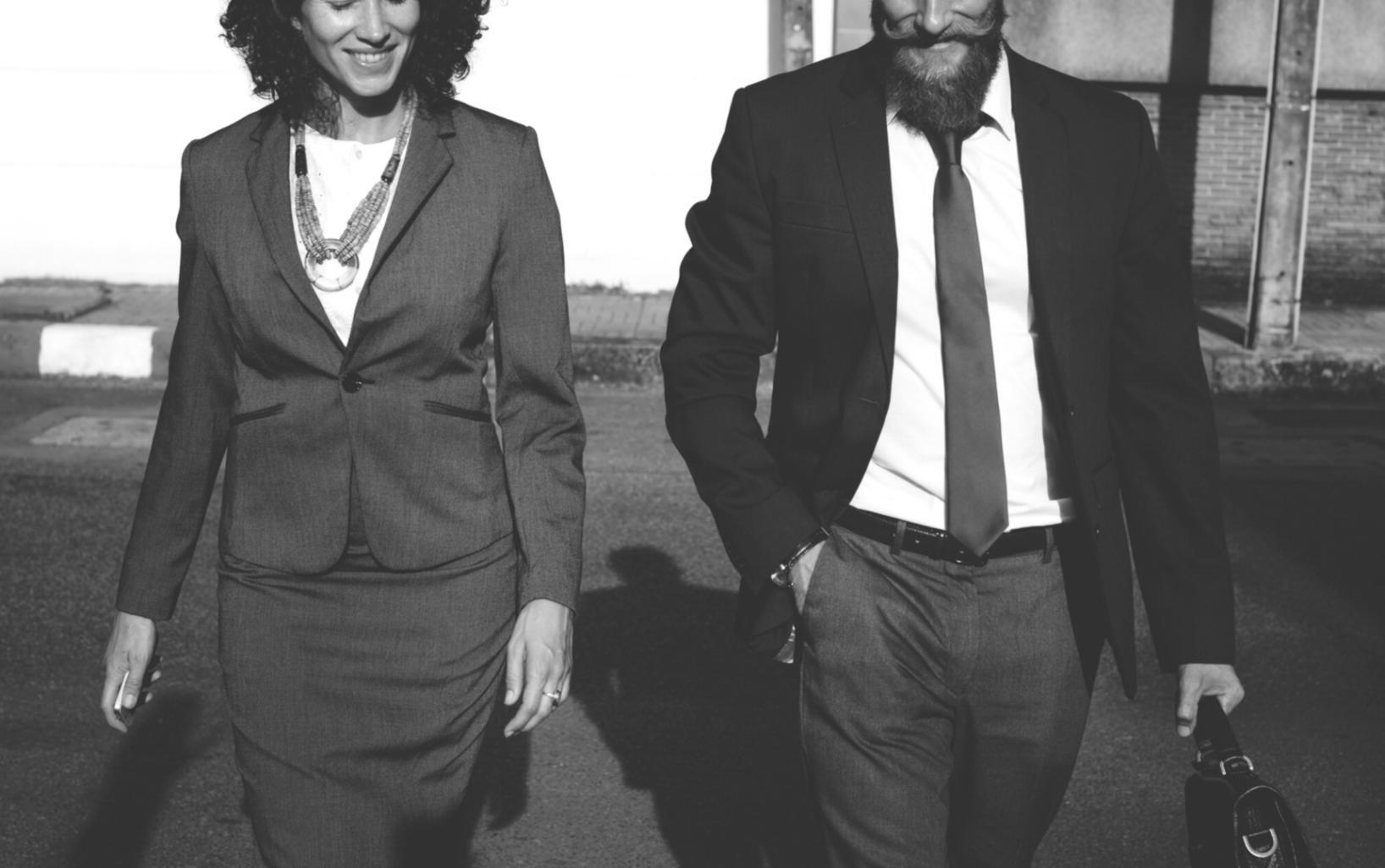 Équipe de professionnels analysant des données financières